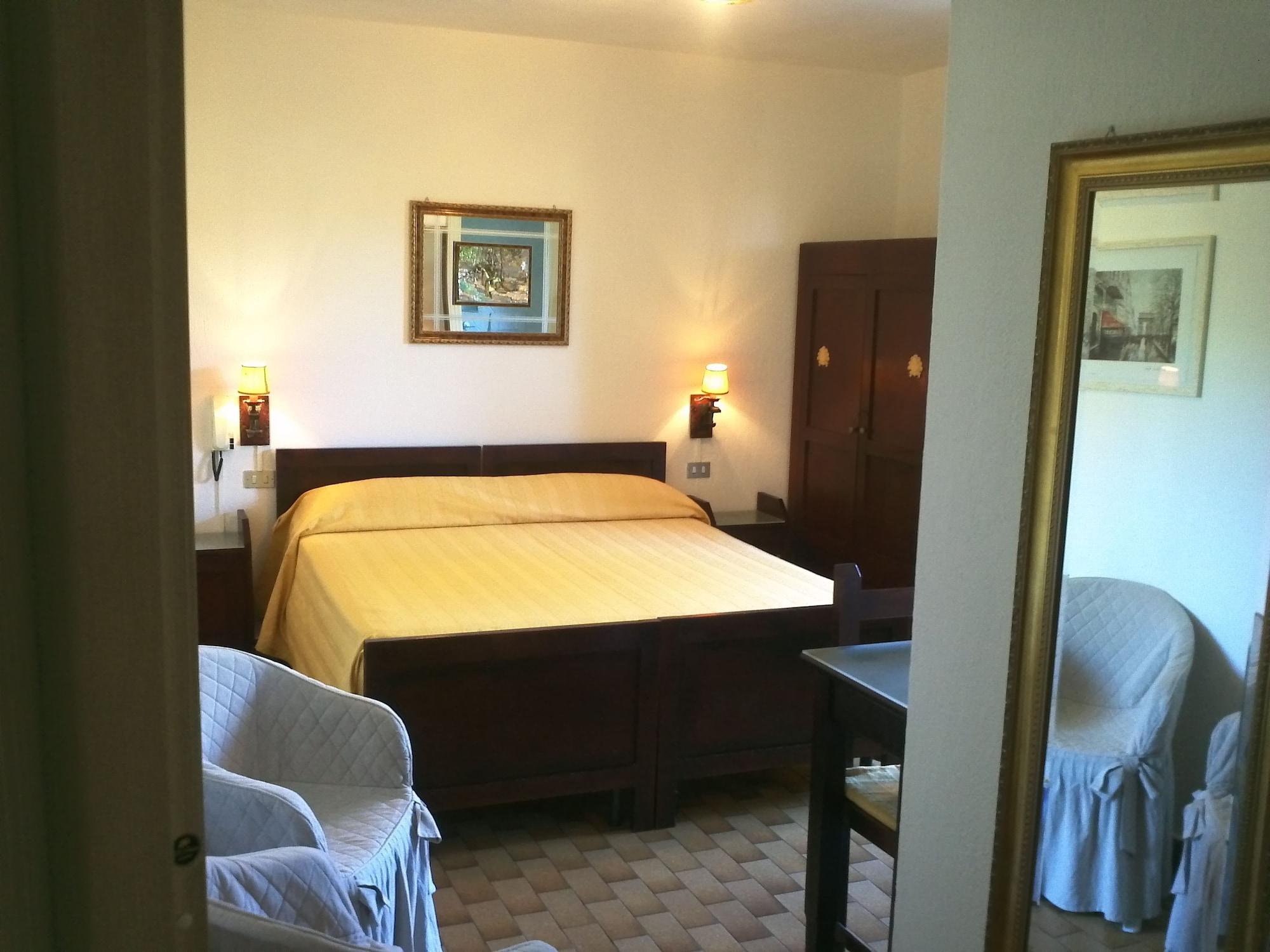 Hotel Abbaruja Olbia Buitenkant foto