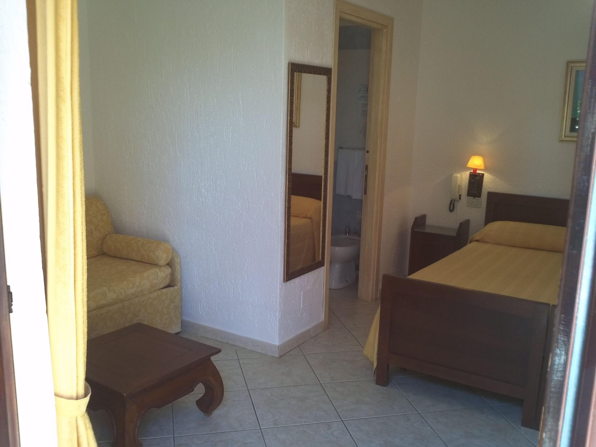 Hotel Abbaruja Olbia Buitenkant foto
